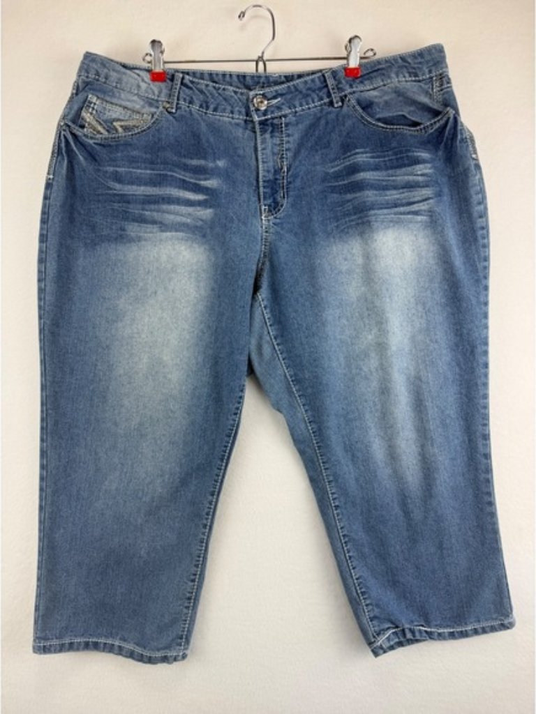 Faded Glory Womens Denim Capri Jeans Size 22w Blue Embroidered Embellished Crop